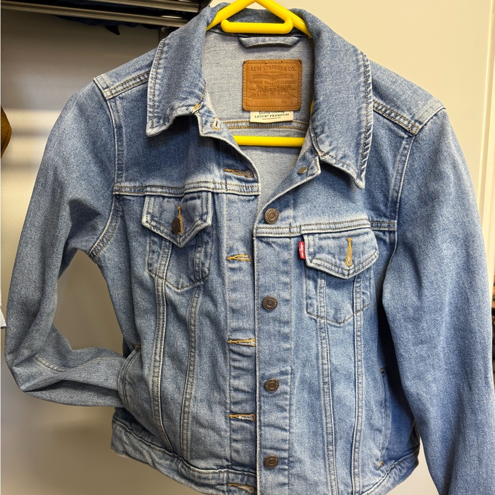 Levi’s original trucker jacket blue denim.